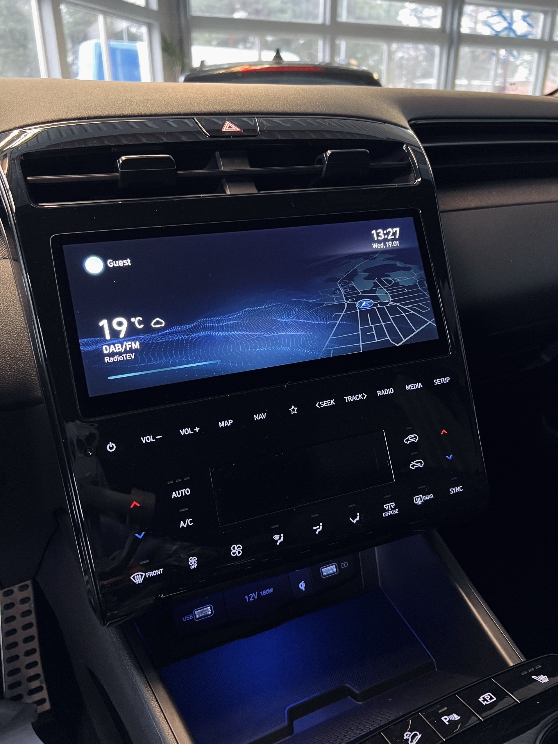 Automašīnas informācijas panelis ar ekrānu, kurā rakstīts 19 grādi