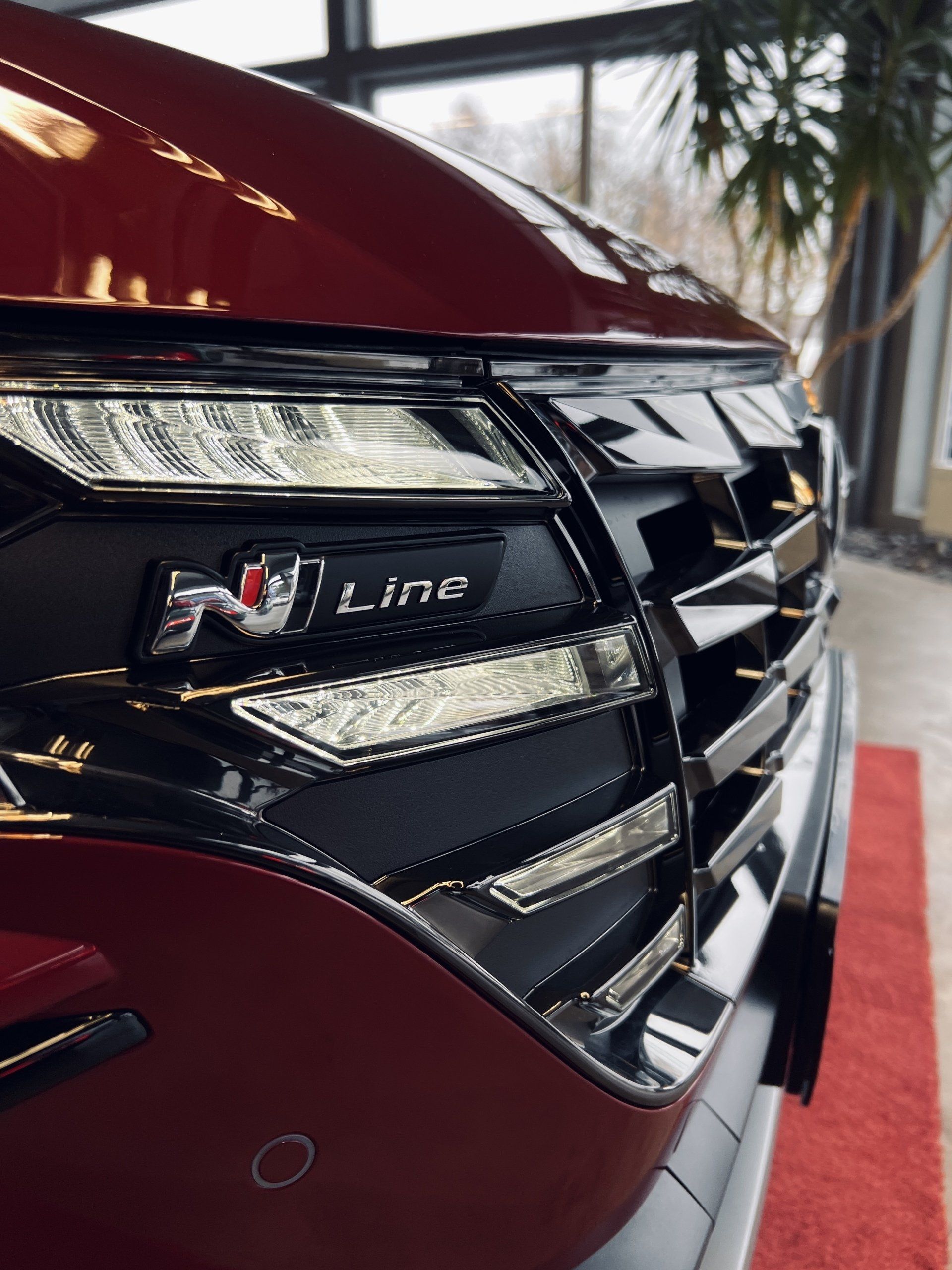 Tuvplāns sarkanās n līnijas automašīnas priekšpusei