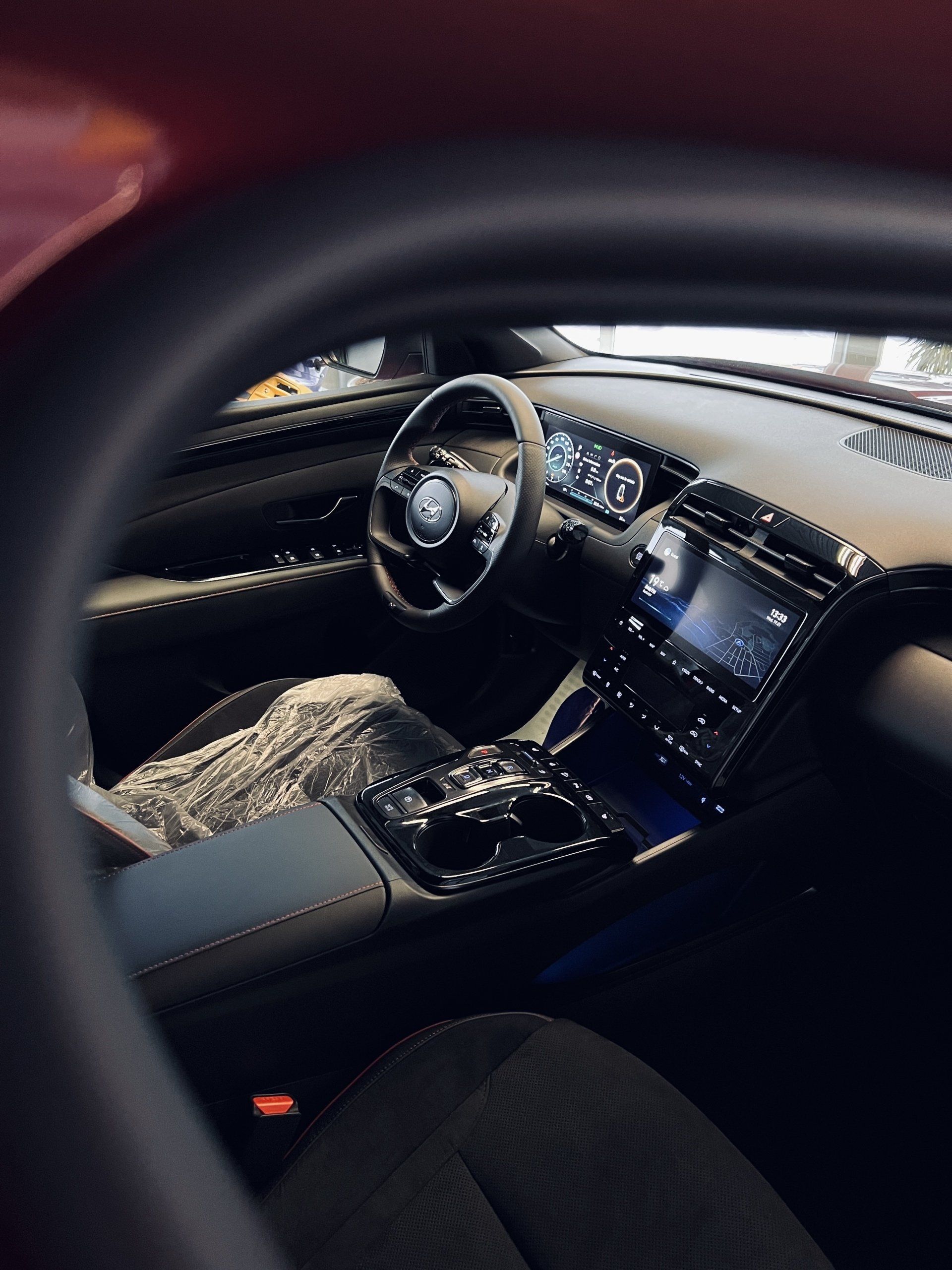 Tuvplāns automašīnas salonam ar atvērtām durvīm.