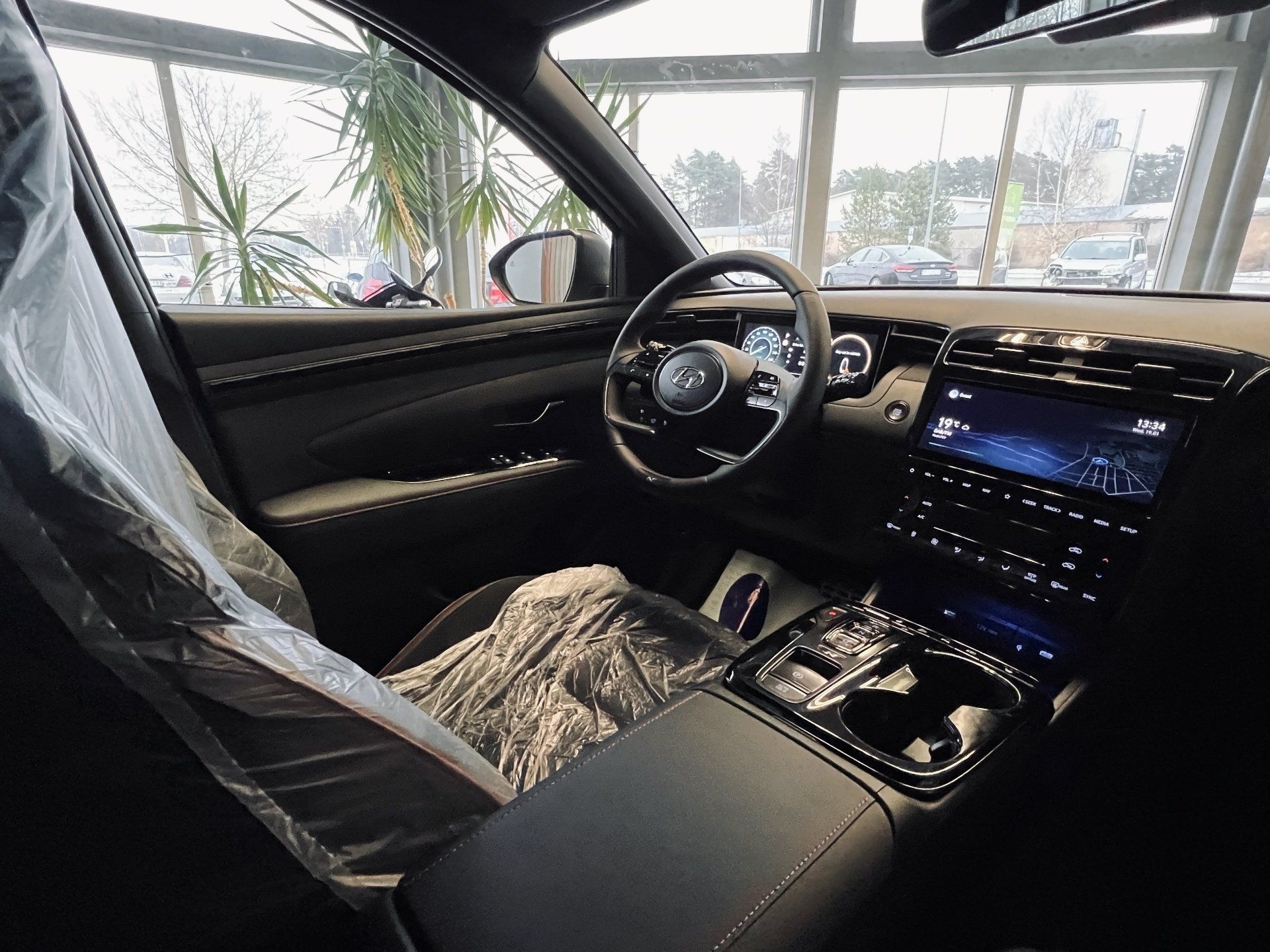 Automašīnas iekšpuse, kuras sēdekļi ir ietīti plastmasā.