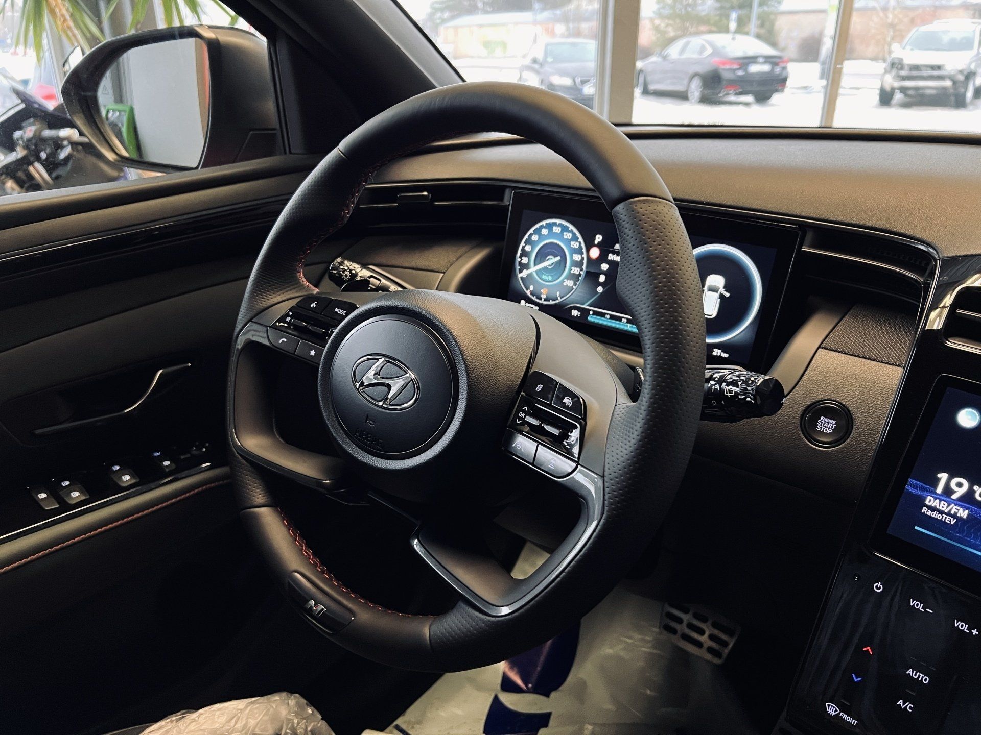 Automašīnas iekšpuse ar stūri un instrumentu paneli