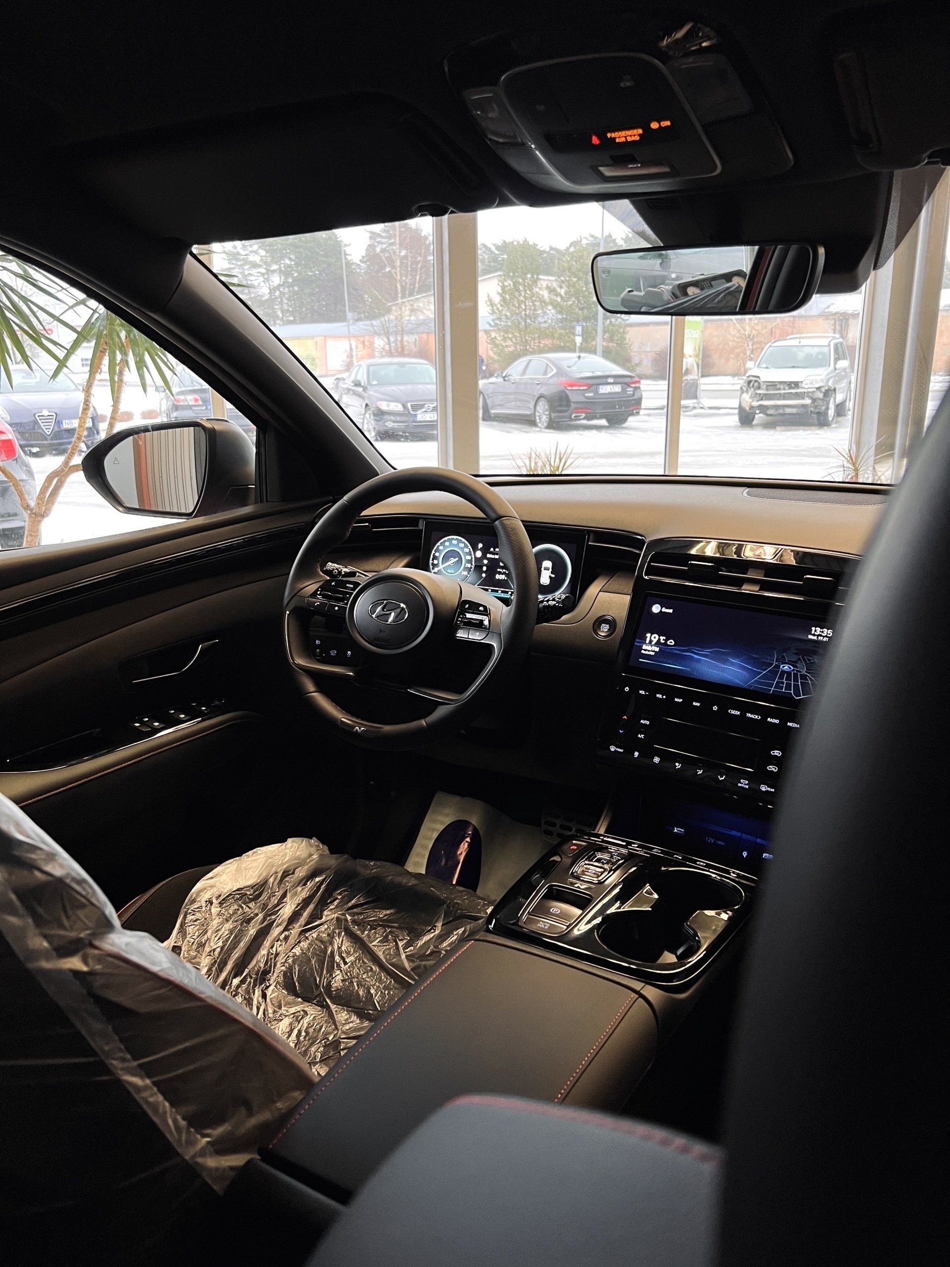 Automašīnas iekšpuse ar stūri un instrumentu paneli