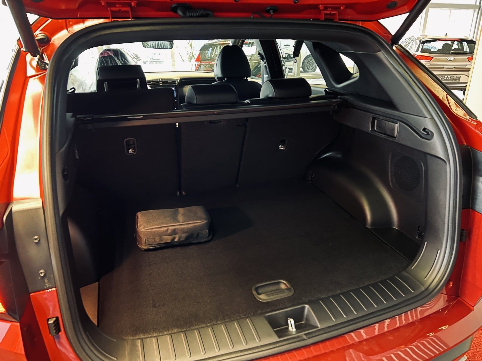 Sarkanas mašīnas bagāžnieks ir vaļā un tukšs.