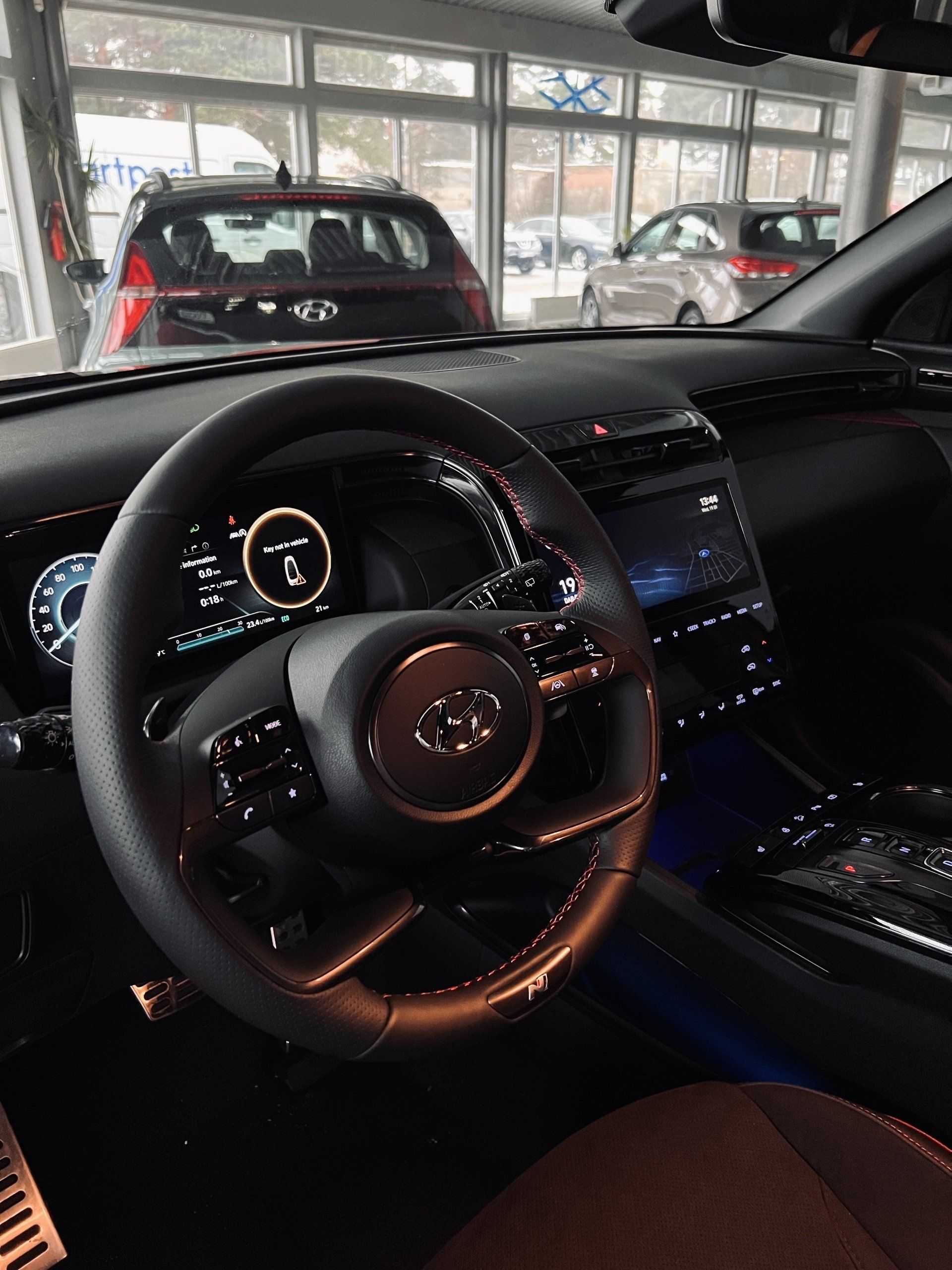 Automašīnas iekšpuse ar stūri izstāžu zālē.