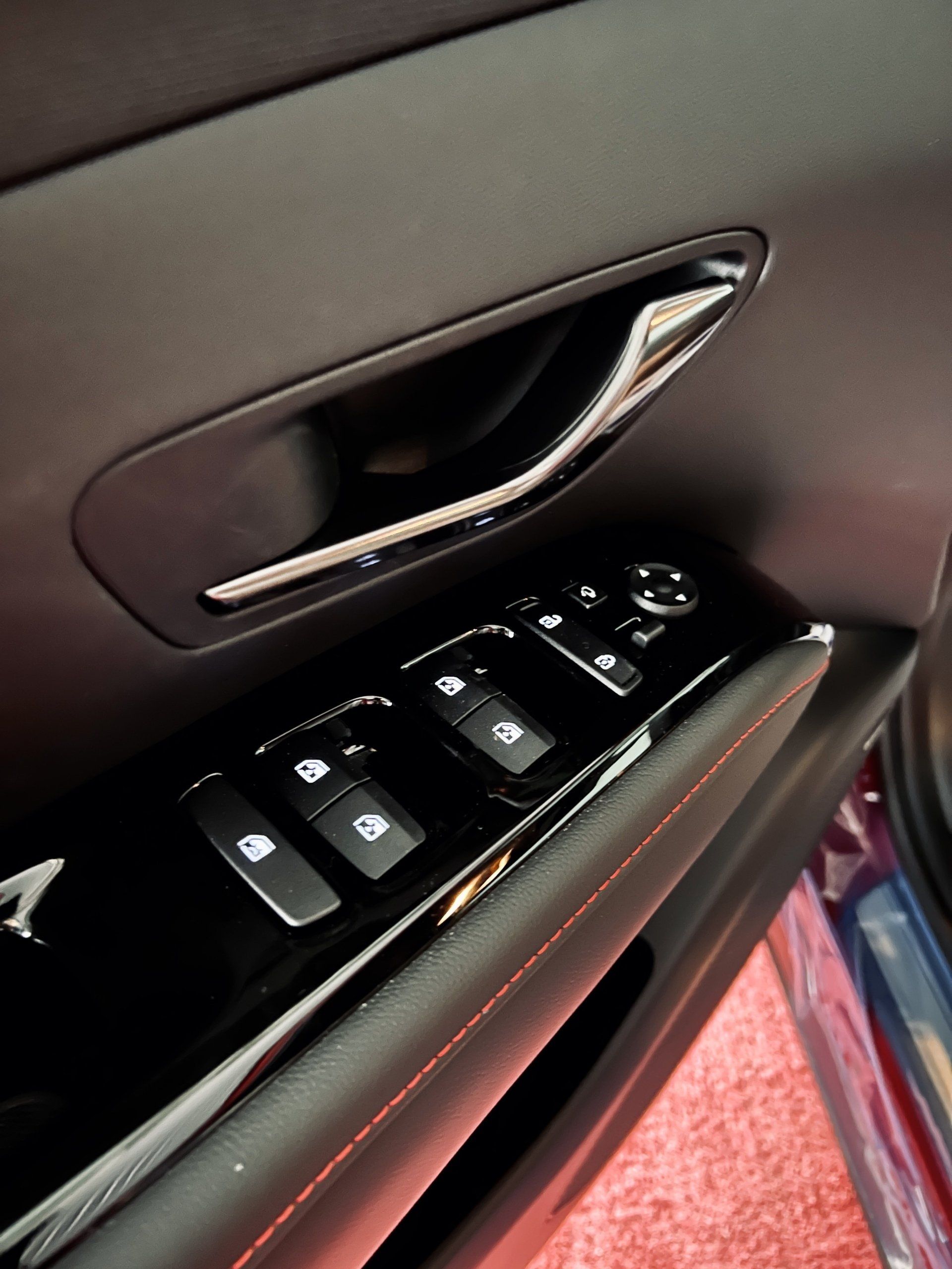 Tuvplāns automašīnas durvīm ar burtu a