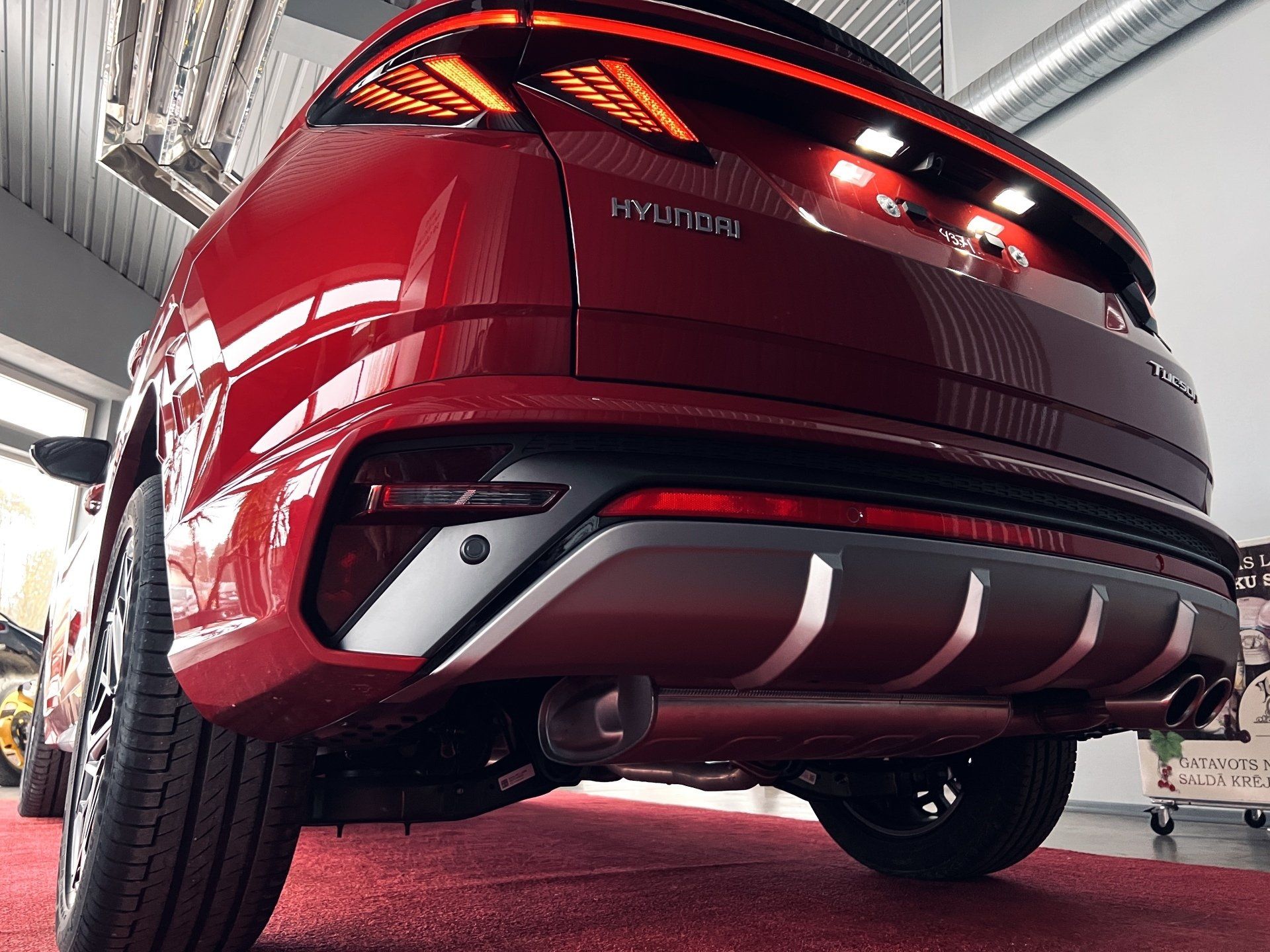 Sarkana hyundai automašīna ir novietota salonā