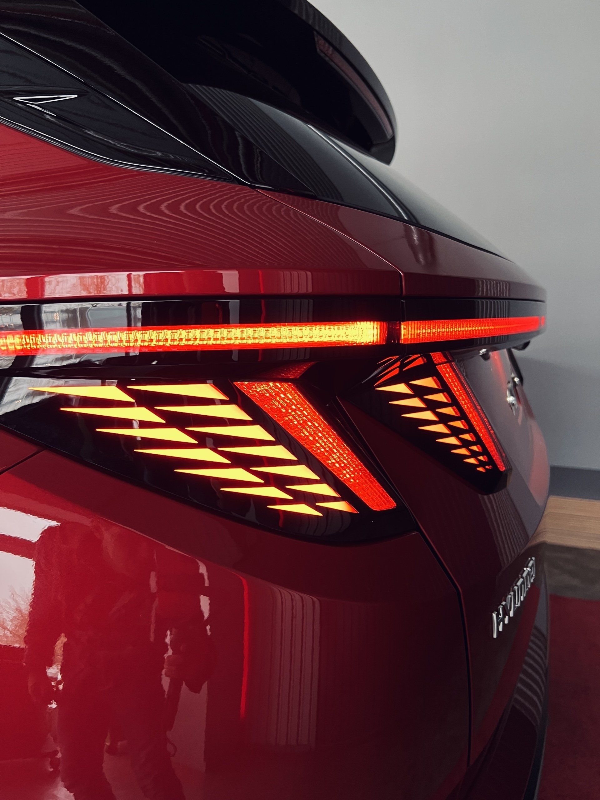 Tuvplāns ar sarkanu automašīnas aizmugurējo lukturi