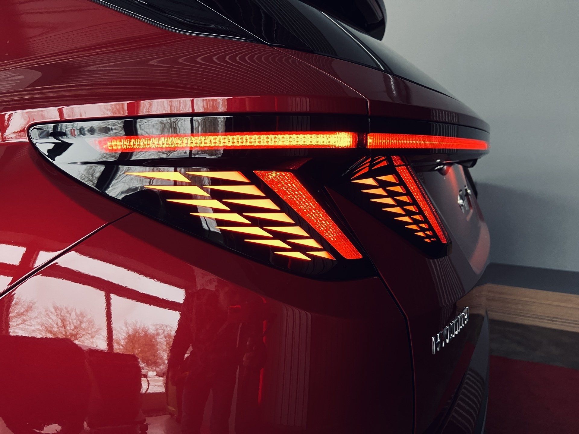 Tuvplāns ar sarkanu automašīnas aizmugurējo lukturi