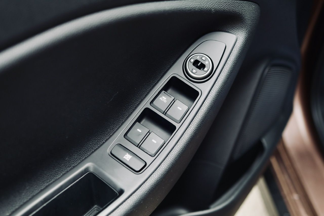 Automašīnas loga vadības paneļa tuvplāns