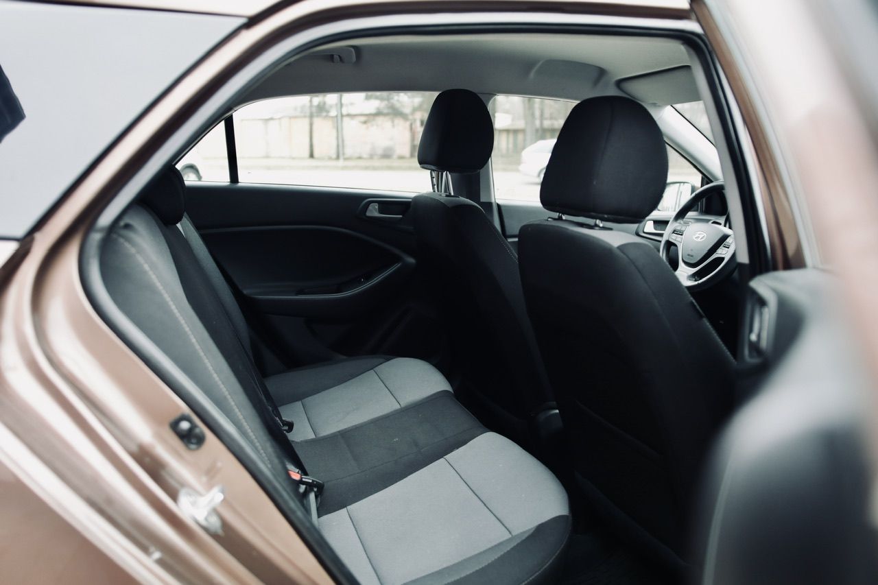 Automašīnas aizmugurējais sēdeklis ar atvērtām durvīm