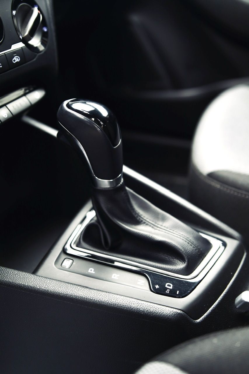 Tuvplāns no automašīnas pārslēga ar ciparu 9 uz tā