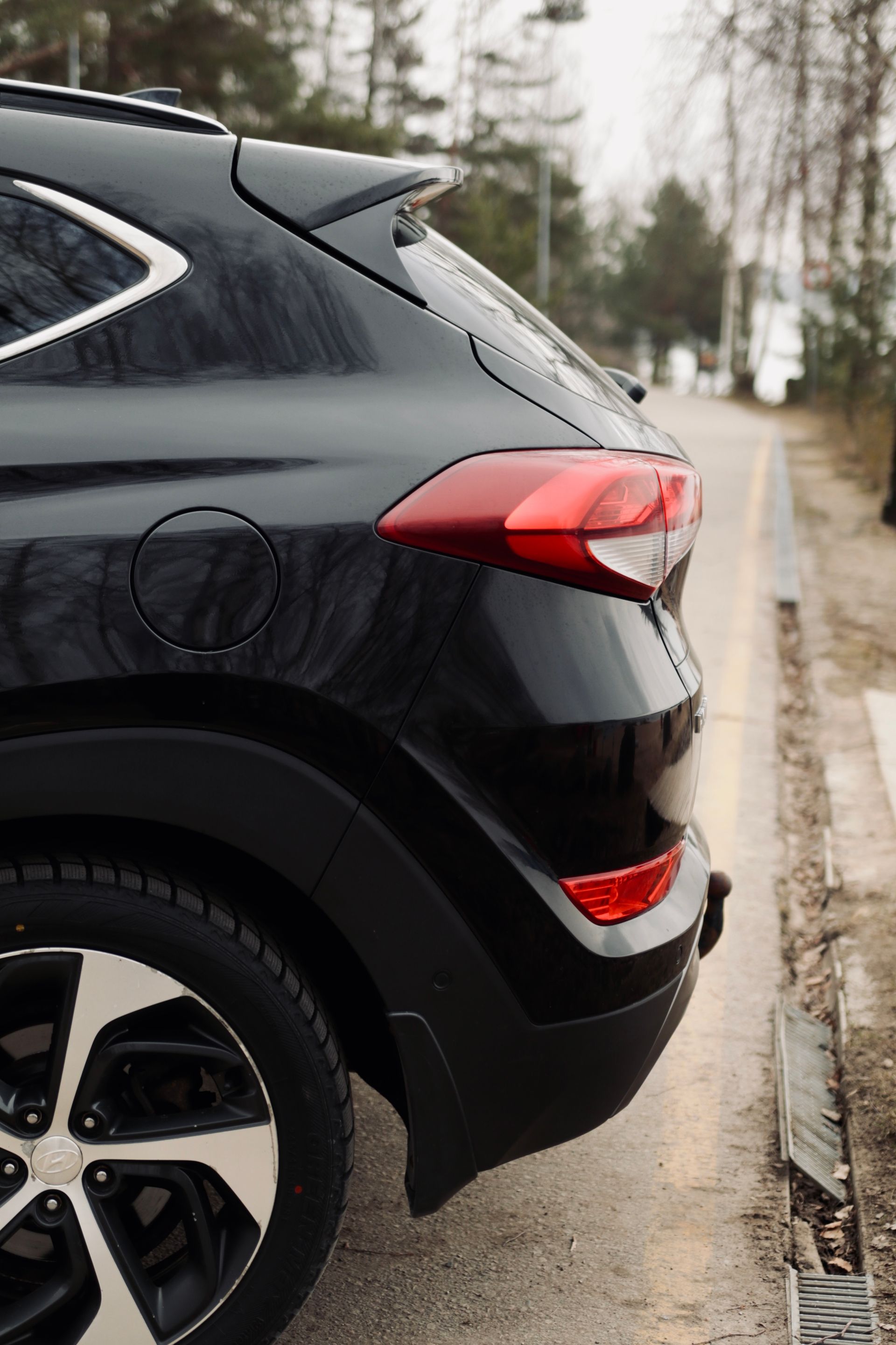 Ceļa malā stāv melns apvidus.