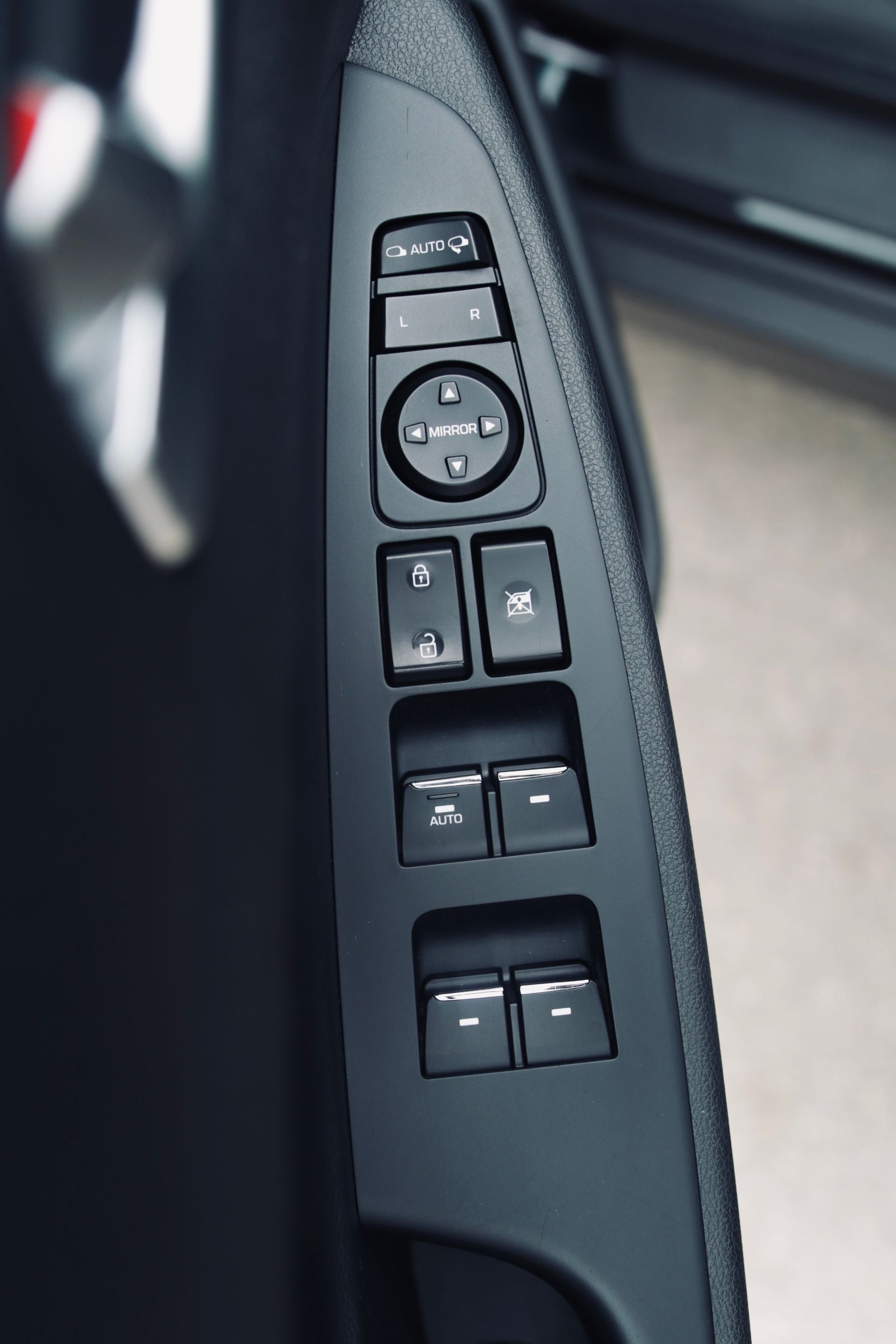 Automašīnas loga vadības paneļa tuvplāns