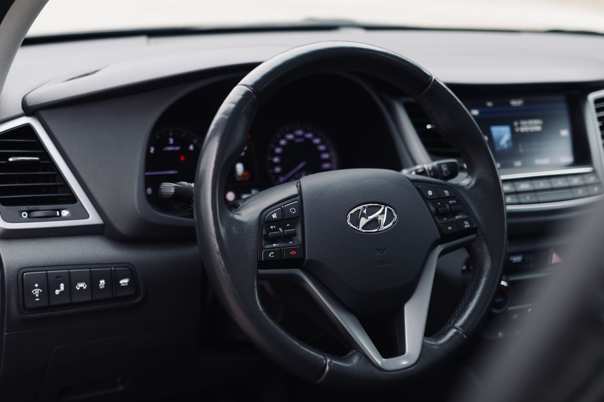 Tuvplāns ar stūri automašīnā