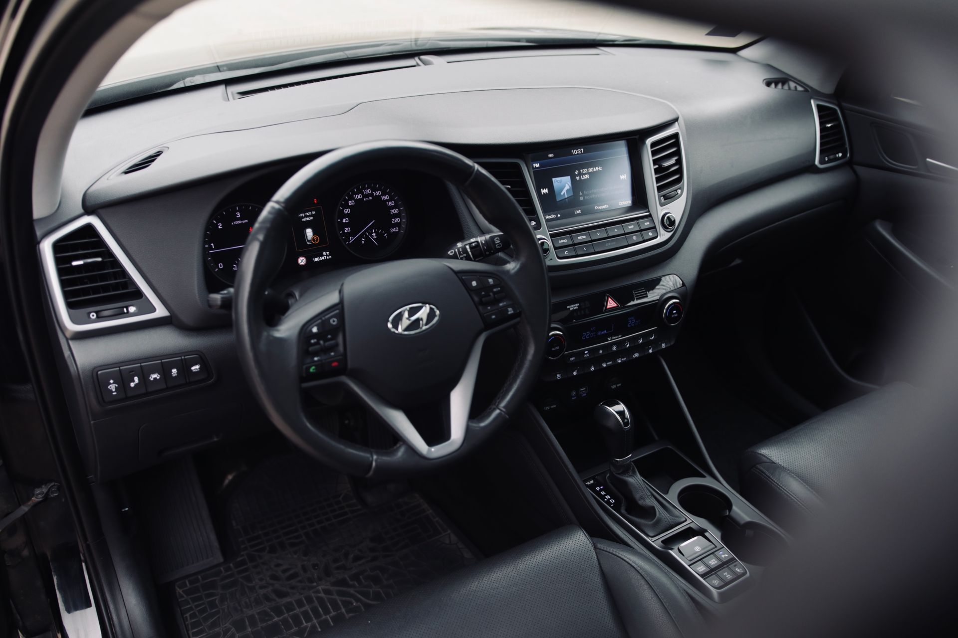 Parādīts melna hyundai tucson salons