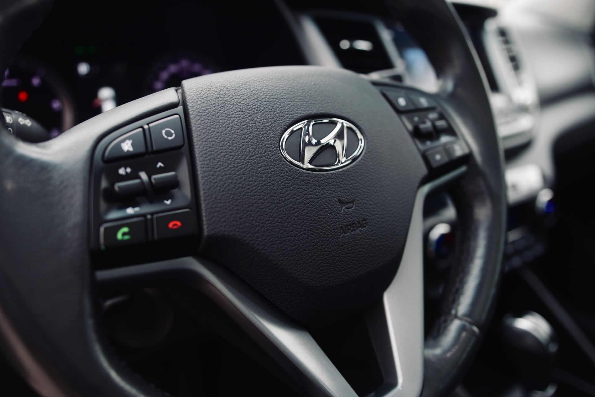 Stūres rata tuvplāns ar hyundai logotipu uz tā.