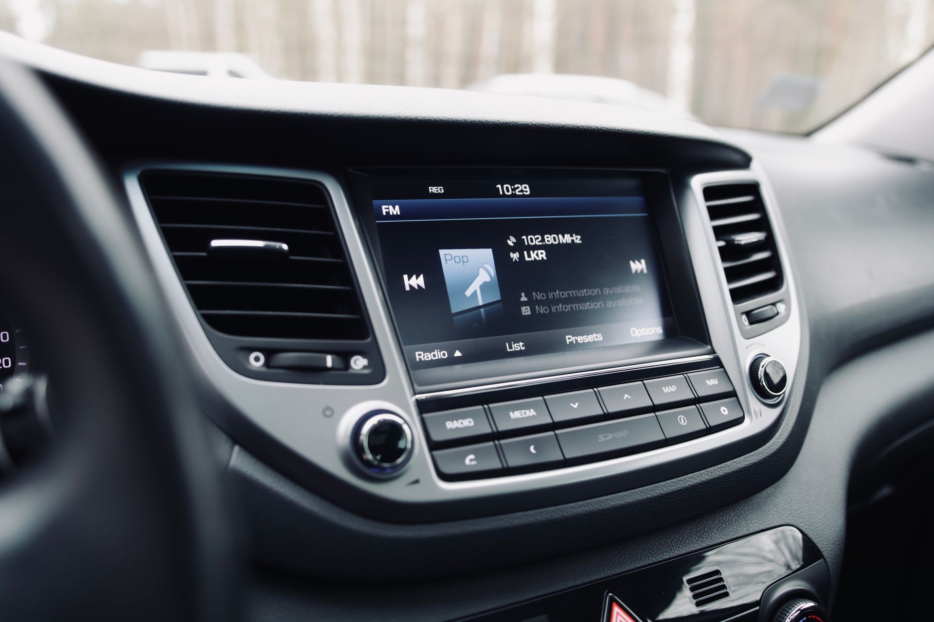 Automašīnas radio tuvplāns automašīnā