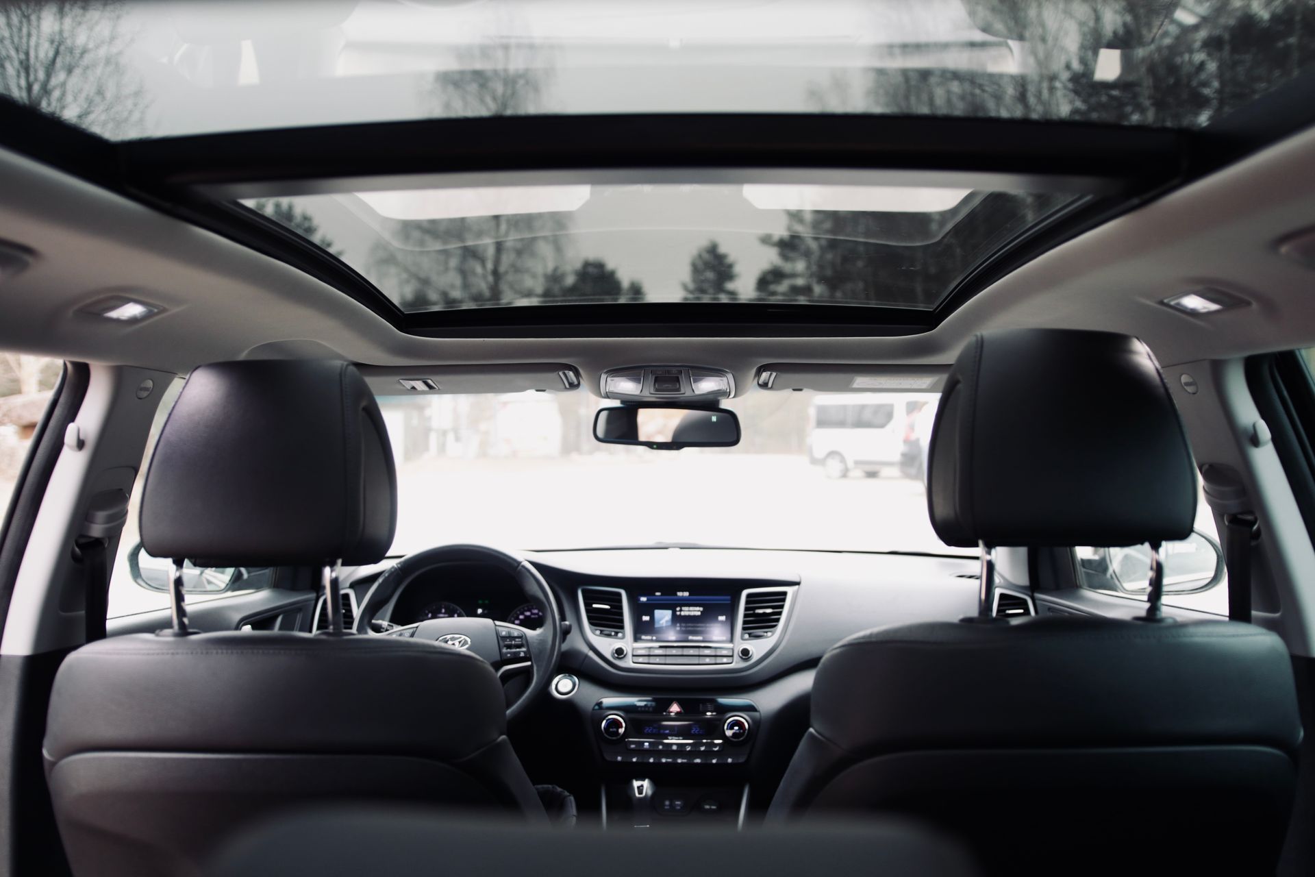 Automašīnas iekšpuse ar jumta lūku.