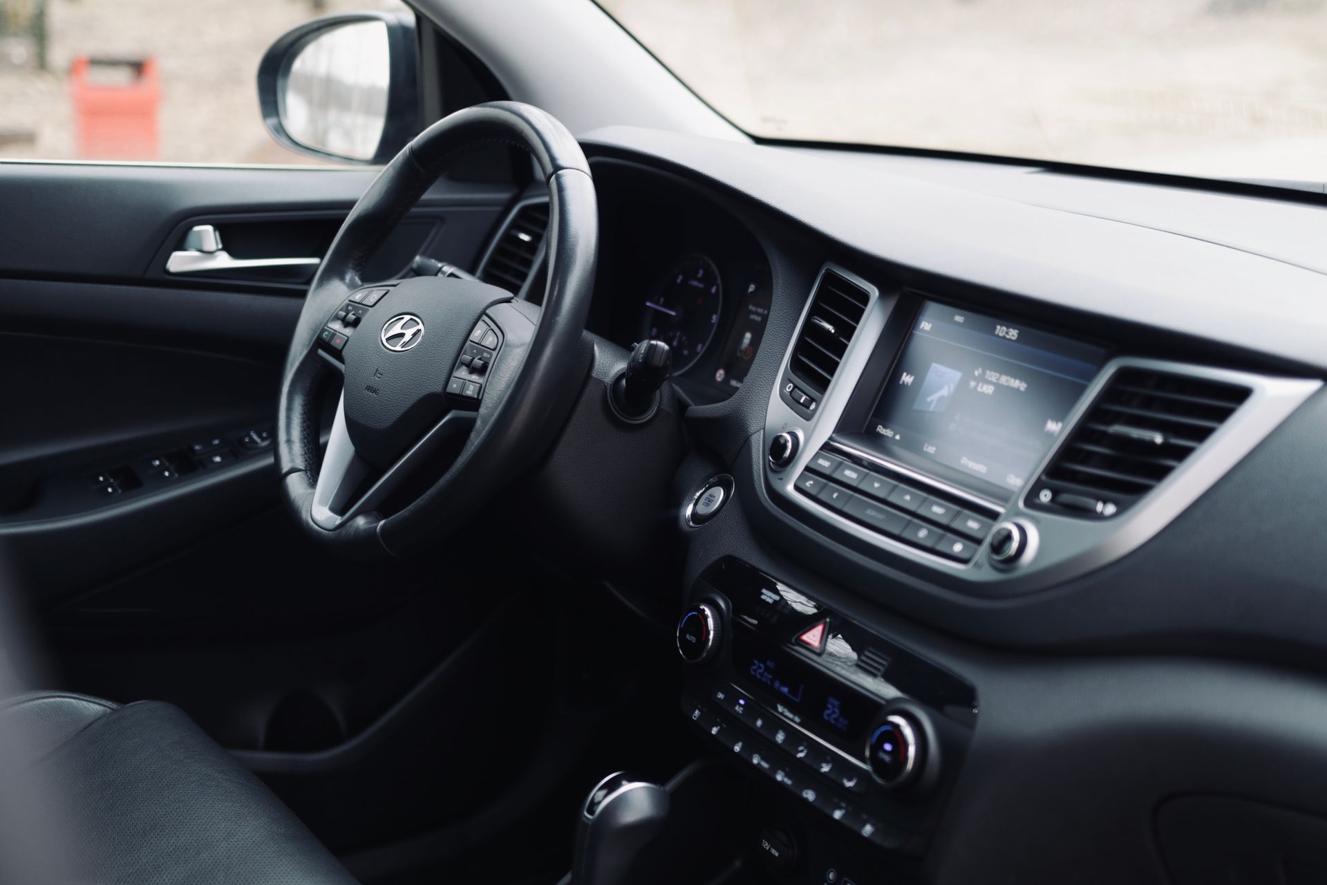 Automašīnas salons ar stūri un instrumentu paneli