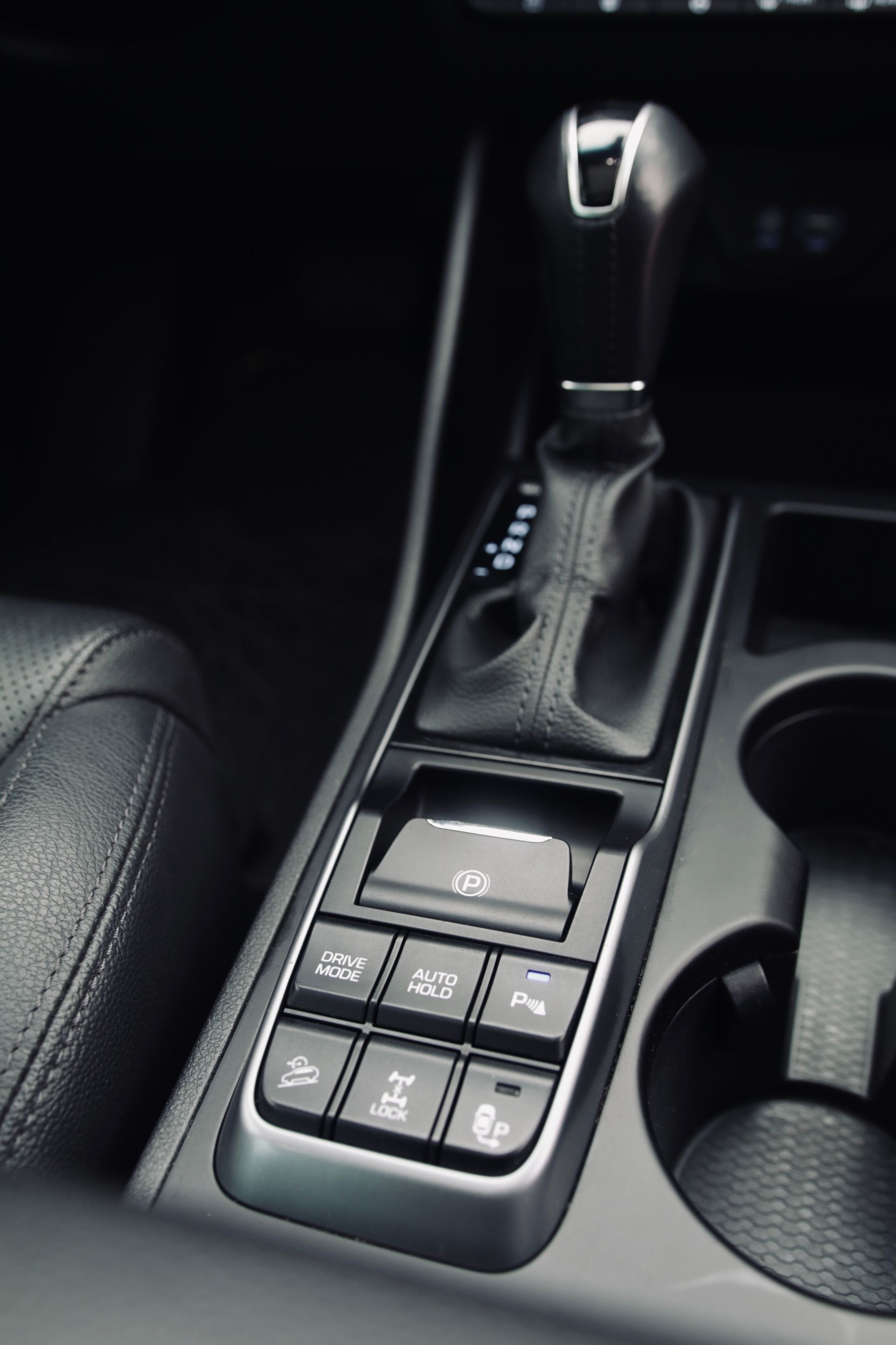 Tuvplāns no automašīnas paneļa ar glāzes turētāju