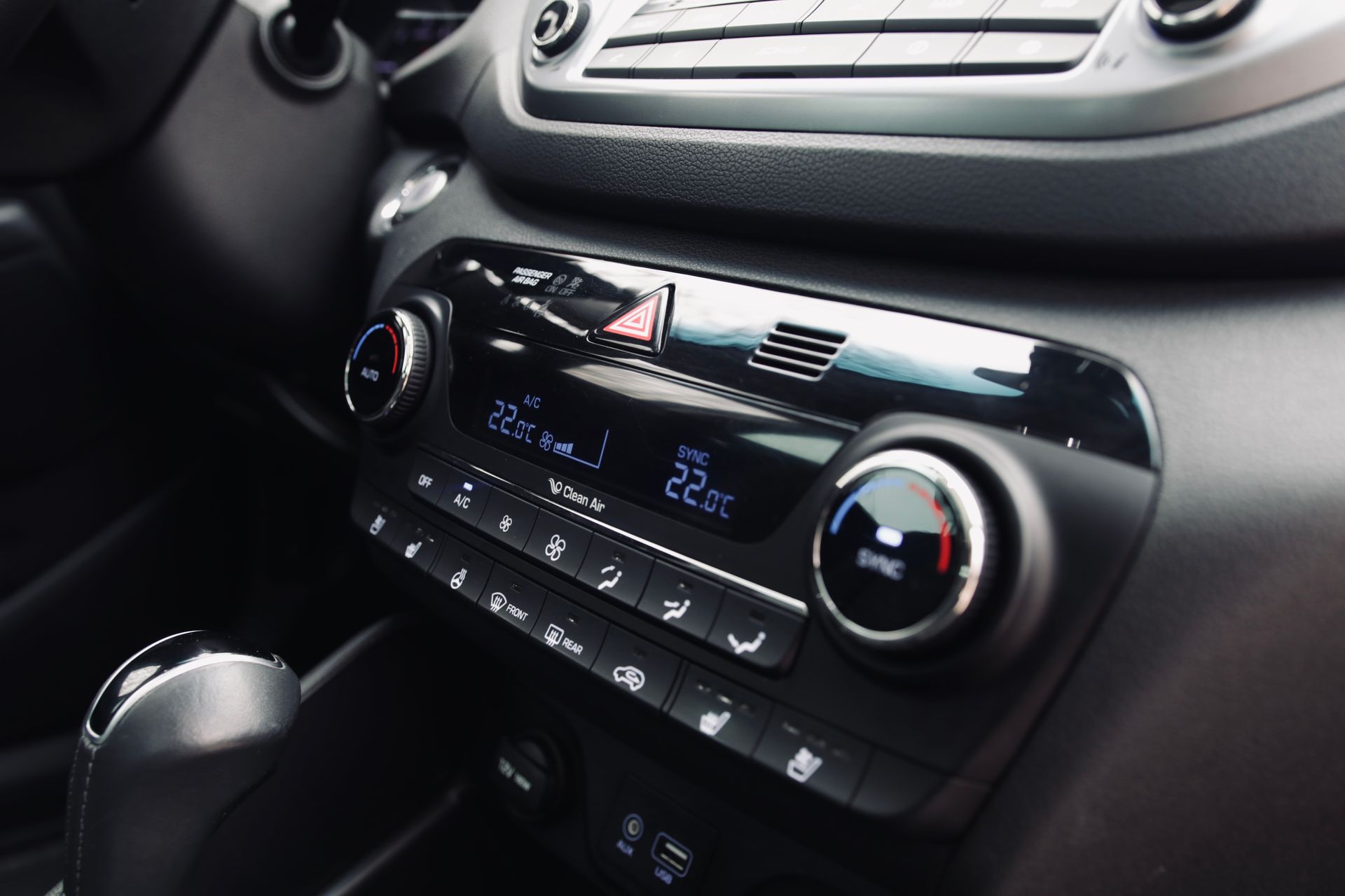 Tuvplāns no automašīnas paneļa ar pulksteni uz tā.