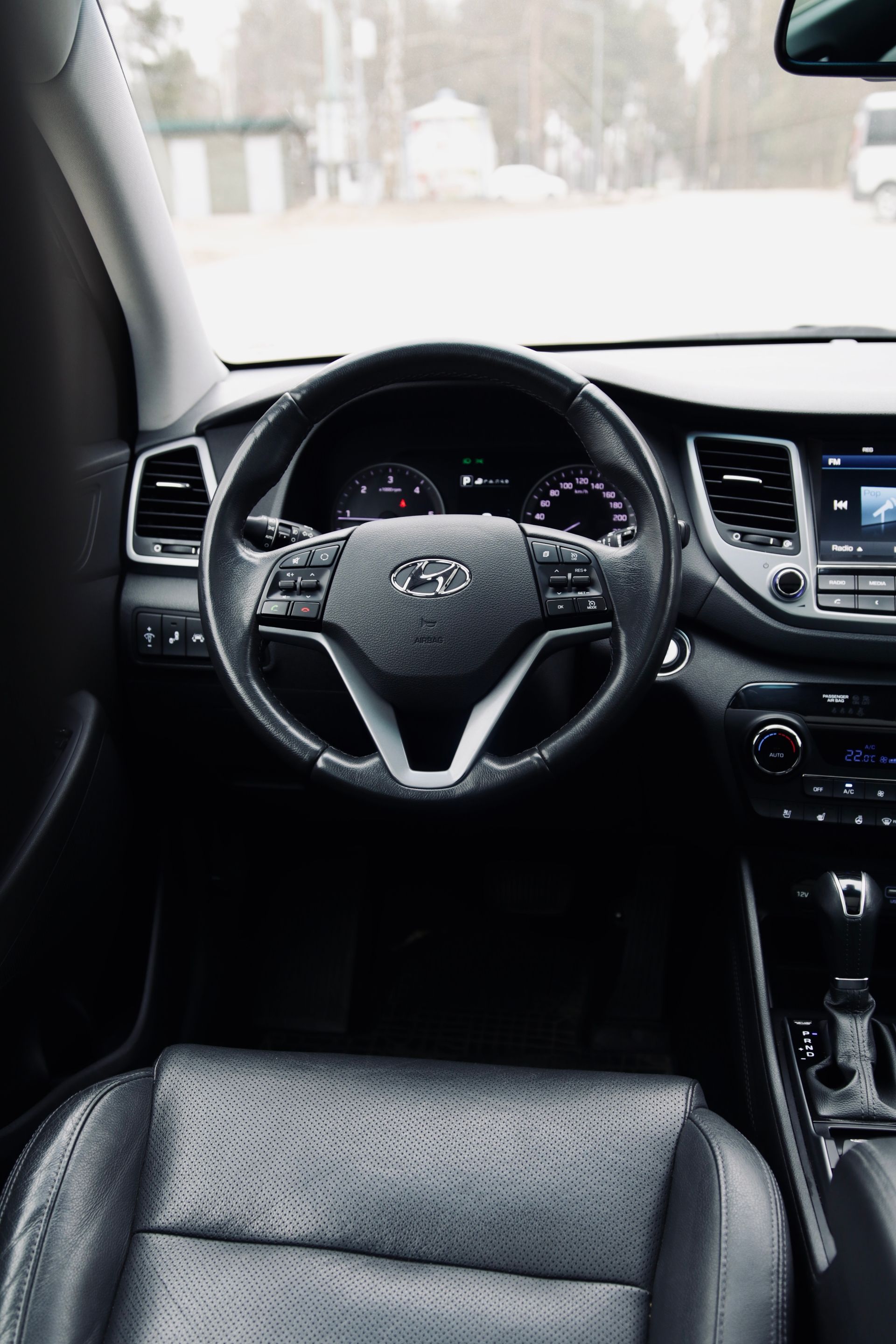 Automašīnas salons ar stūri un sēdekļiem.