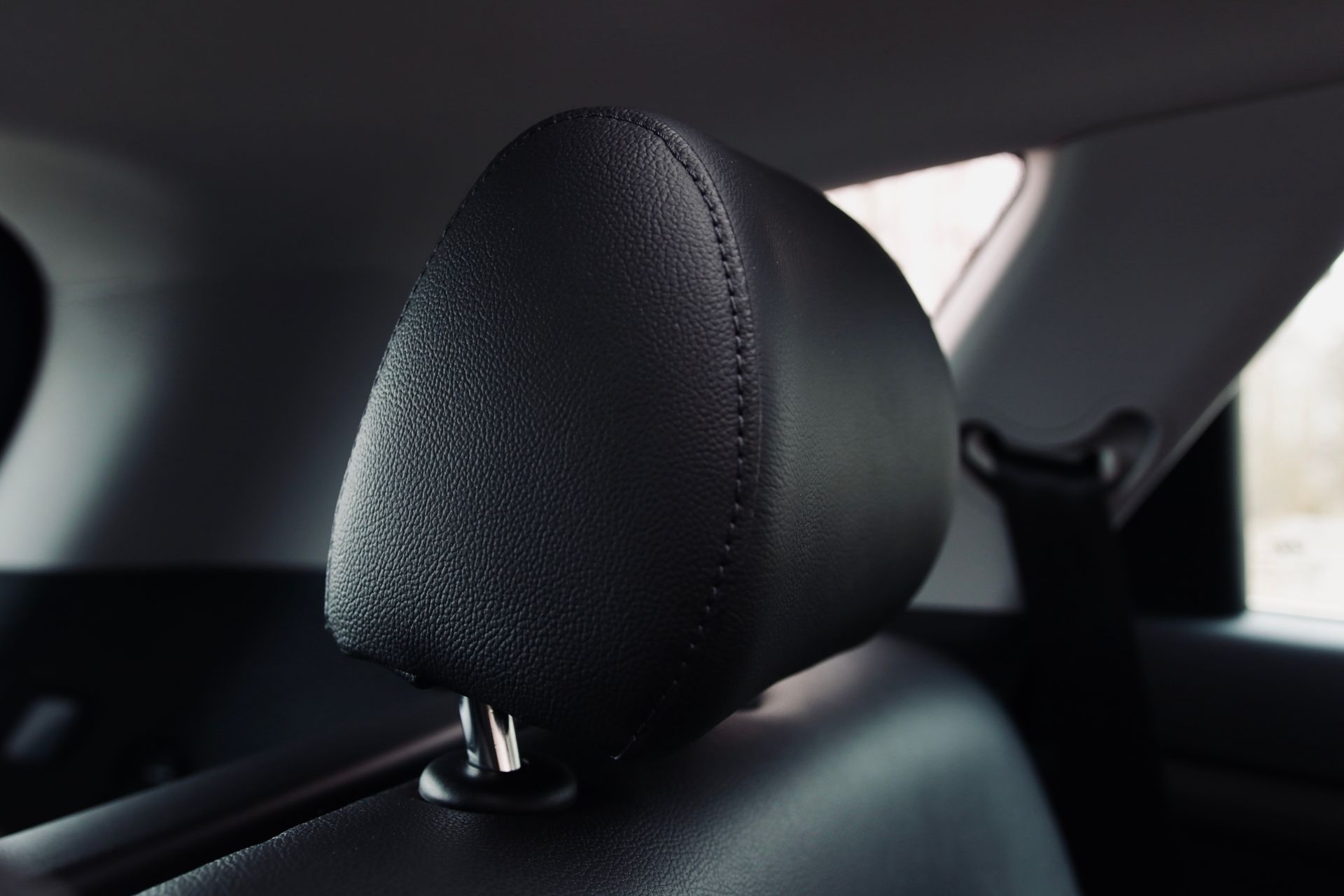 Tuvplāns galvas balstam automašīnā