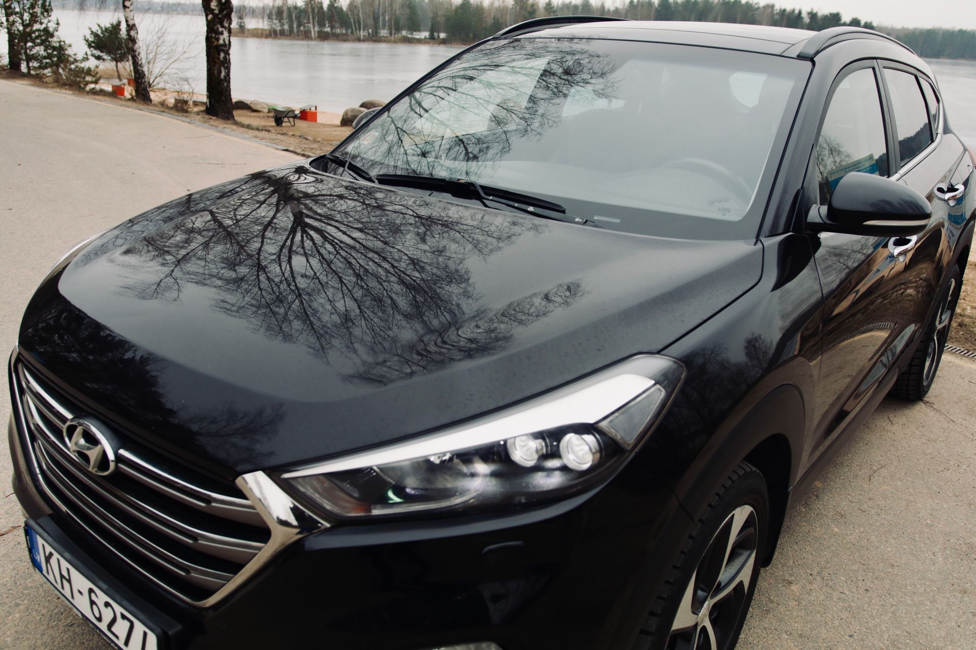 Ceļa malā stāv melns hyundai tucson