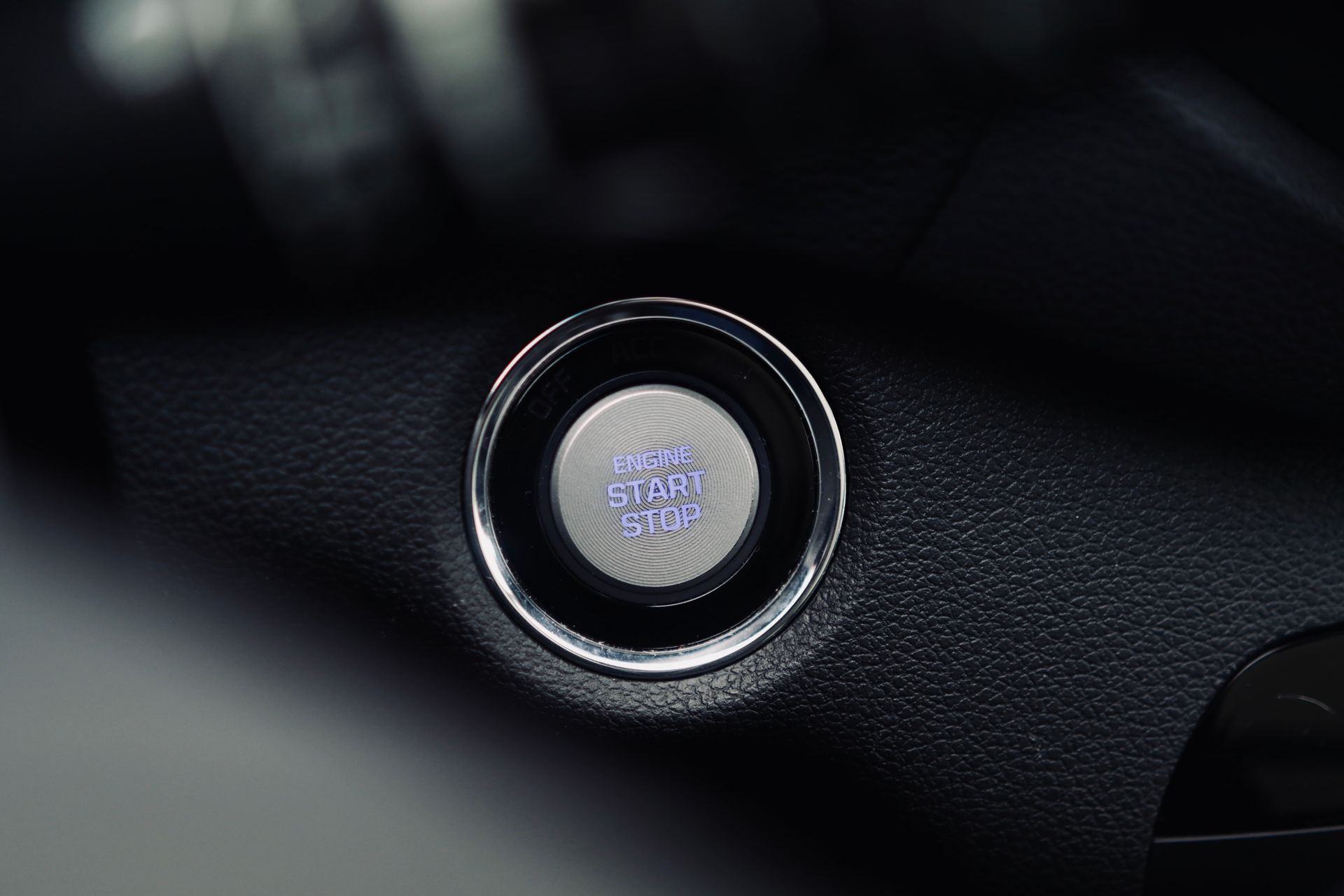 Pirkstu nospiedumu skenera tuvplāns uz automašīnas paneļa.