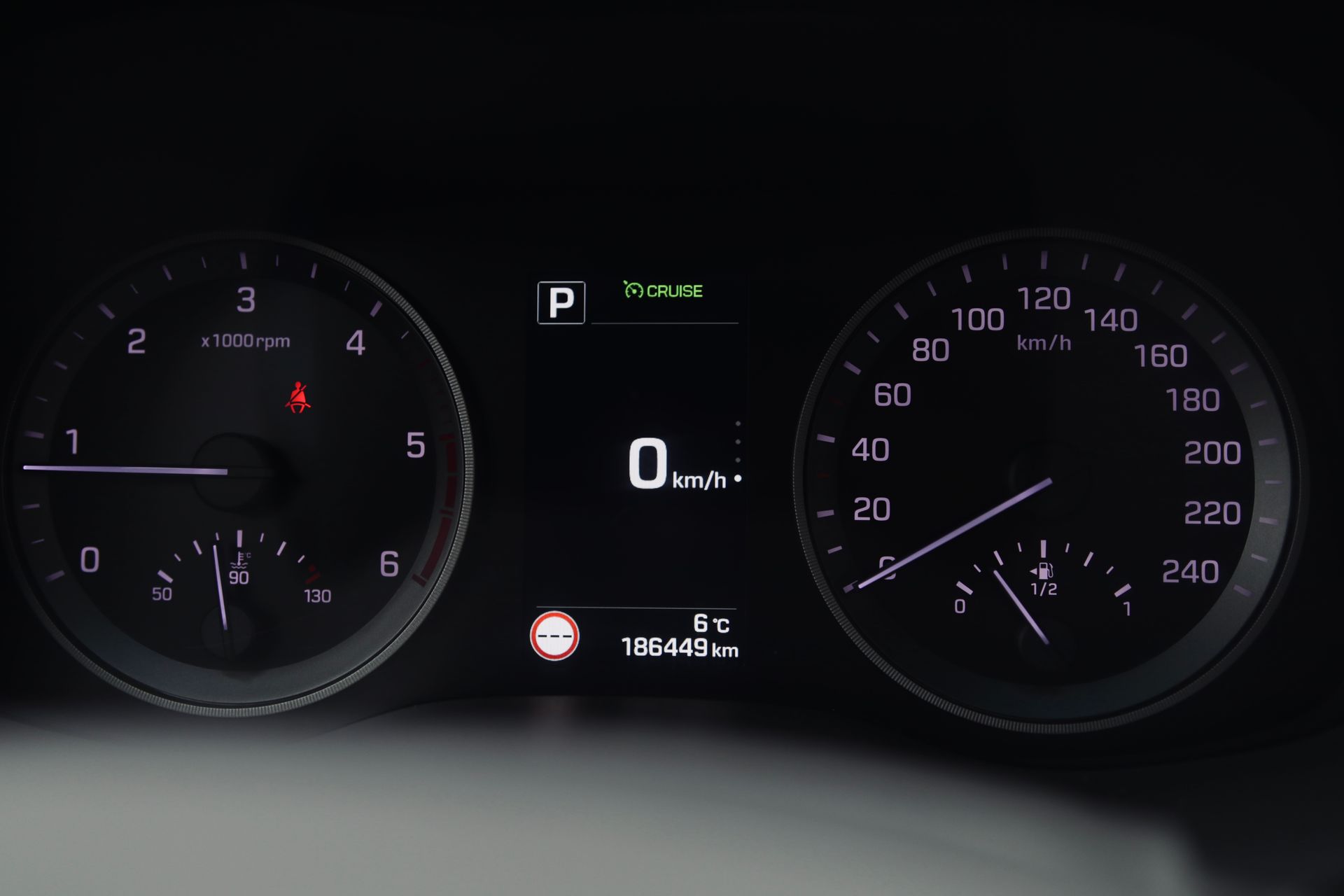 Tuvplāns no automašīnas paneļa ar spidometru un tahometru