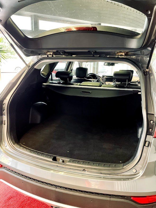 Automašīnas bagāžnieks ir atvērts un tukšs.