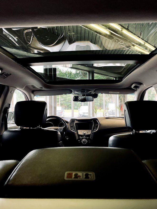 Automašīnas iekšpuse ar jumta lūku.