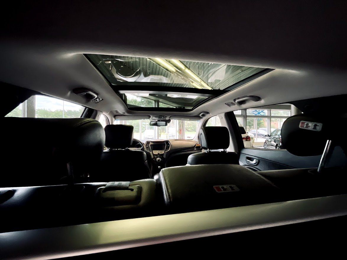 Automašīnas iekšpuse ar atvērtu jumta lūku