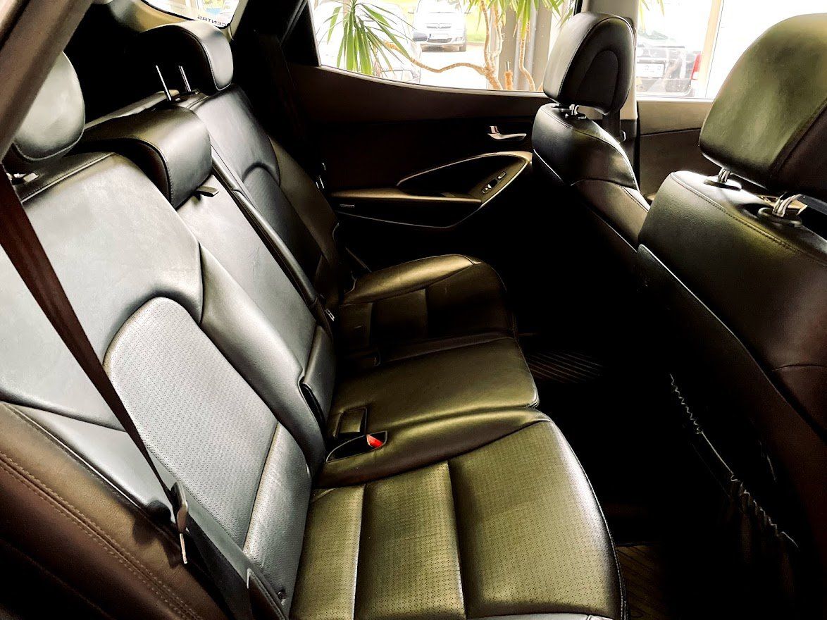 Automašīnas aizmugurējais sēdeklis ar drošības jostu