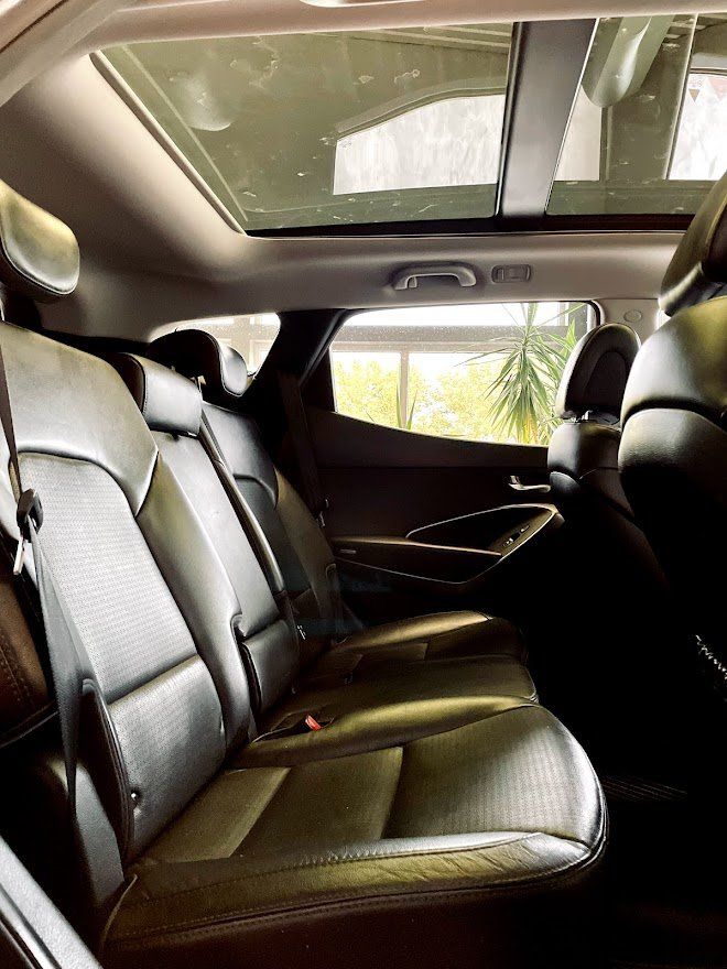 Automašīnas aizmugurējais sēdeklis ar jumta lūku