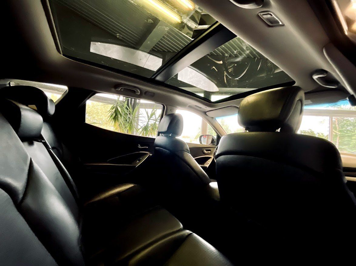 Automašīnas iekšpuse ar atvērtu jumta lūku