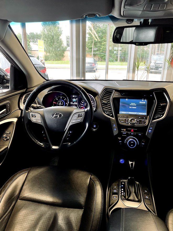 Hyundai santa fe interjers ir parādīts izstāžu zālē.