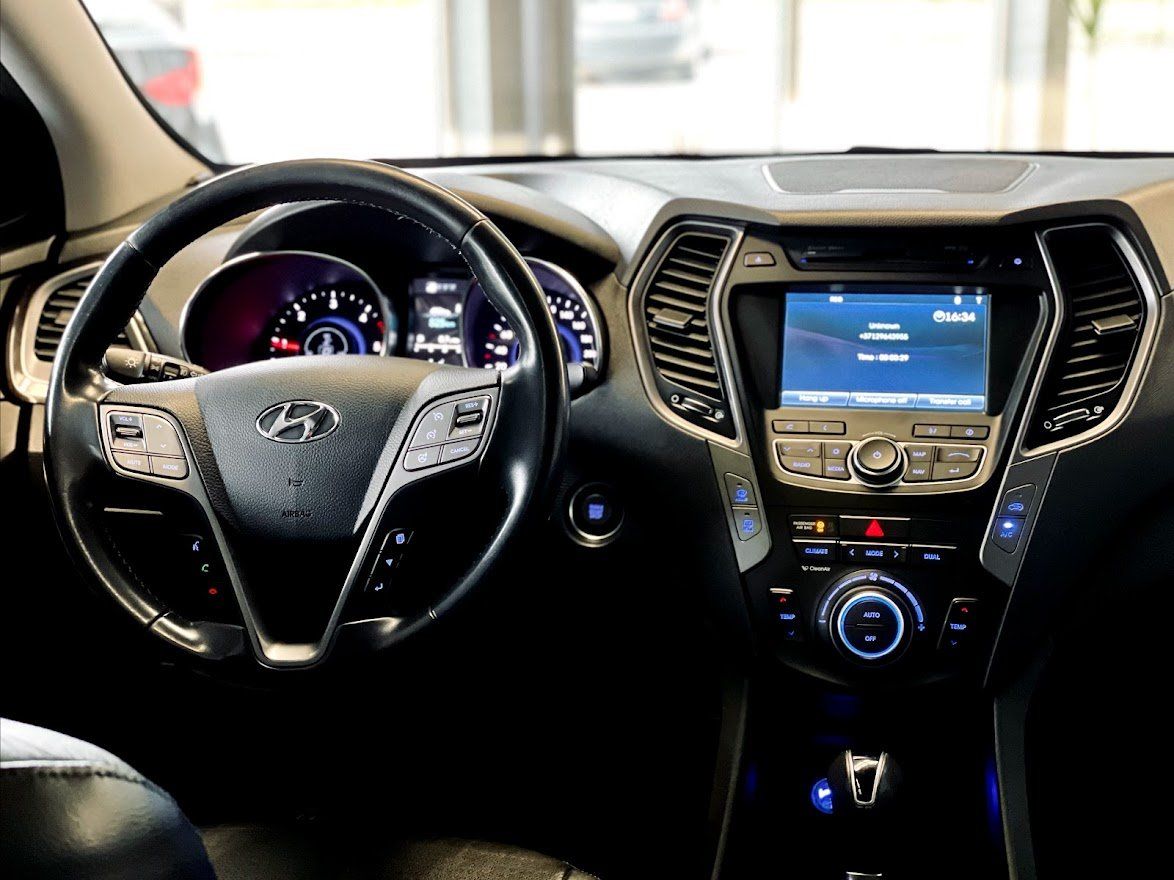 Automašīnas salons ar stūri un instrumentu paneli.