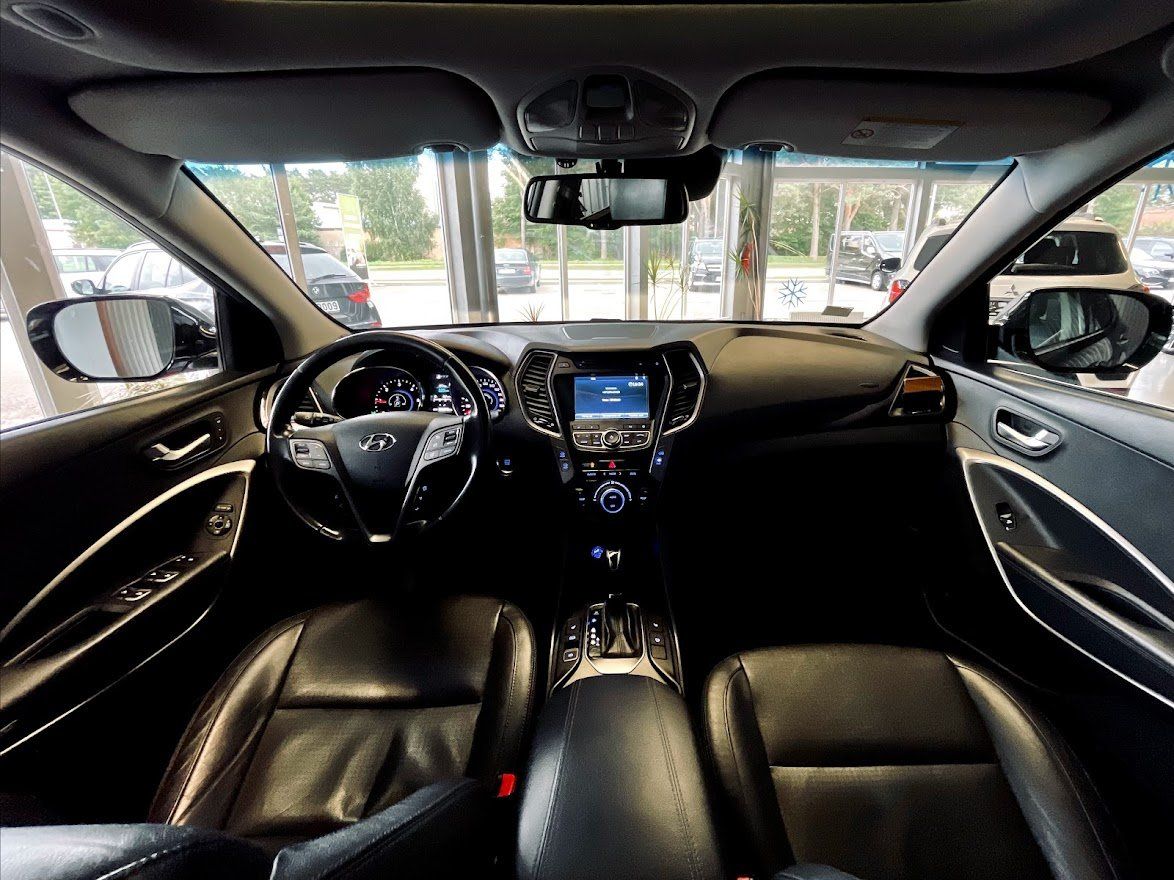 Hyundai santa fe interjers ir parādīts izstāžu zālē.