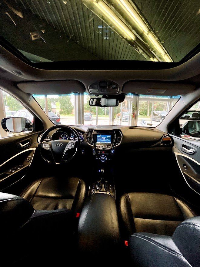 Parādīts automašīnas ar jumta lūku interjers.