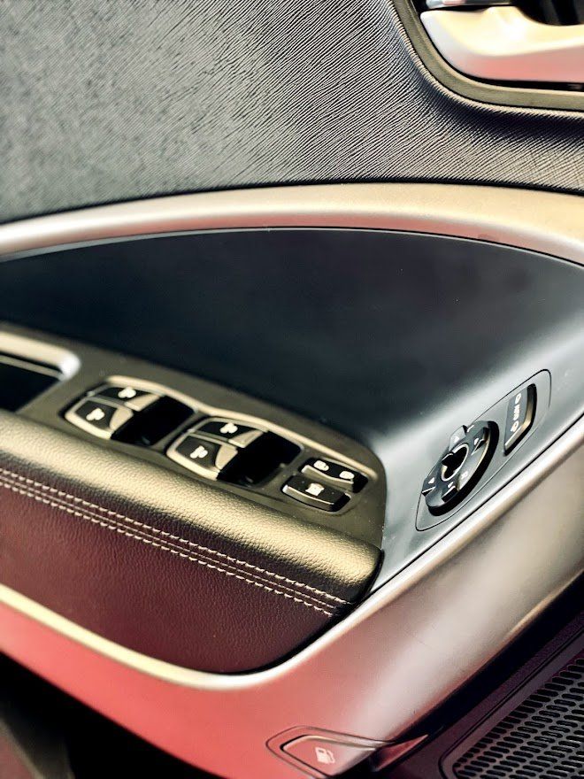 Tuvplāns automašīnas durvīm ar burtiem bb