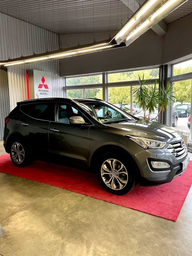 Automašīna ir novietota uz sarkana paklāja salonā.