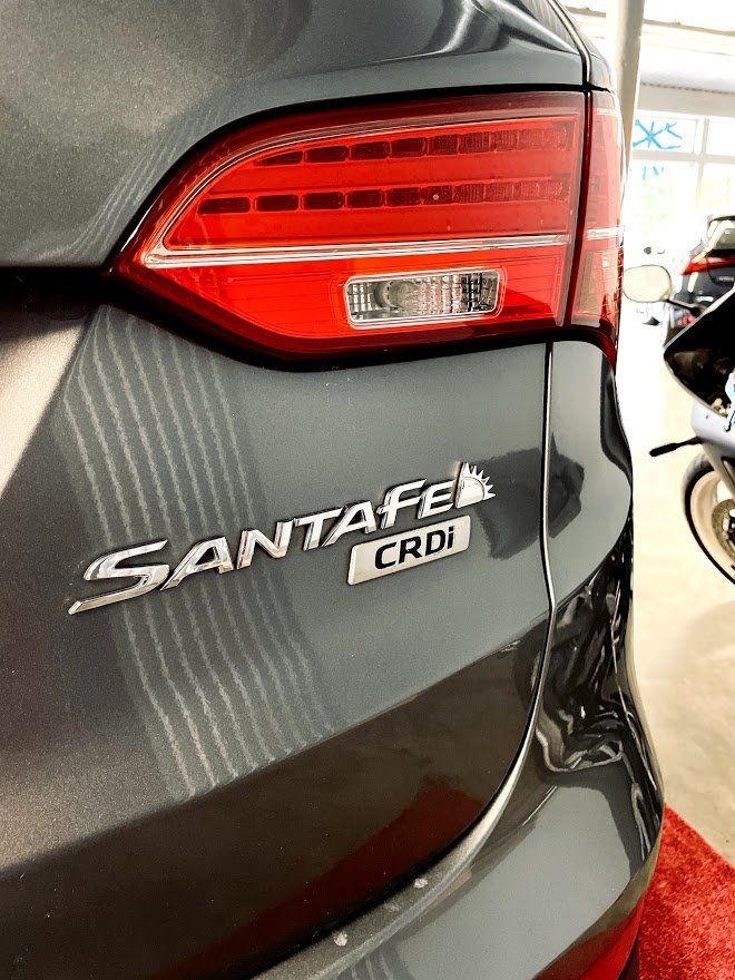 Pelēka santafe crdi aizmugure ir parādīta izstāžu zālē.