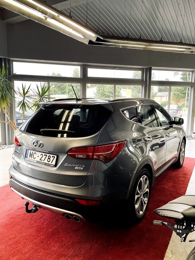 Hyundai santa fe ir novietots izstāžu zālē.