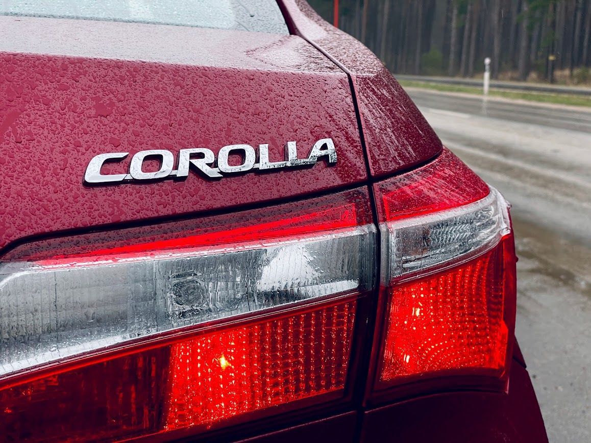 Ceļa malā stāv sarkans vainags