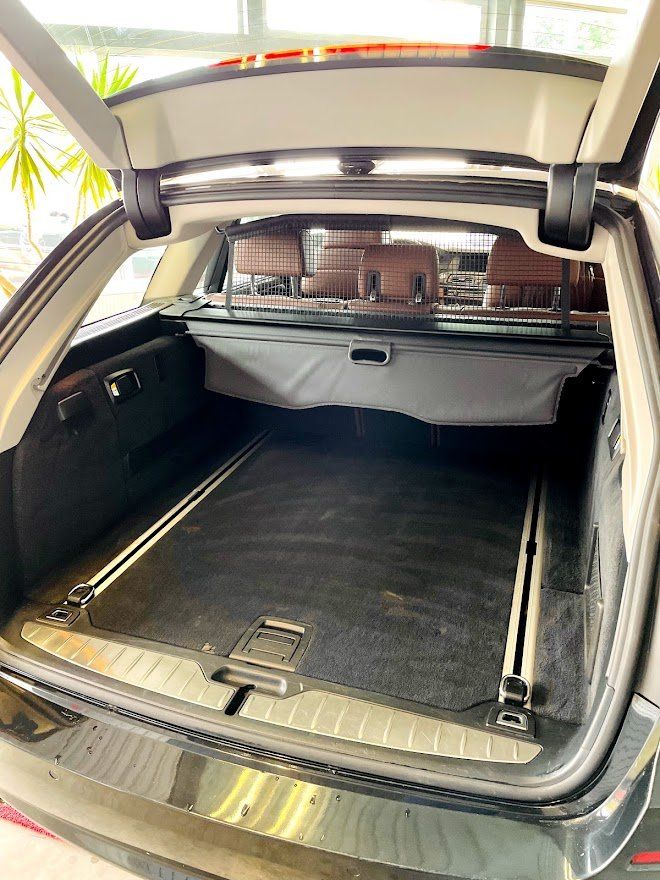 Automašīnas bagāžnieks ir atvērts un tukšs.