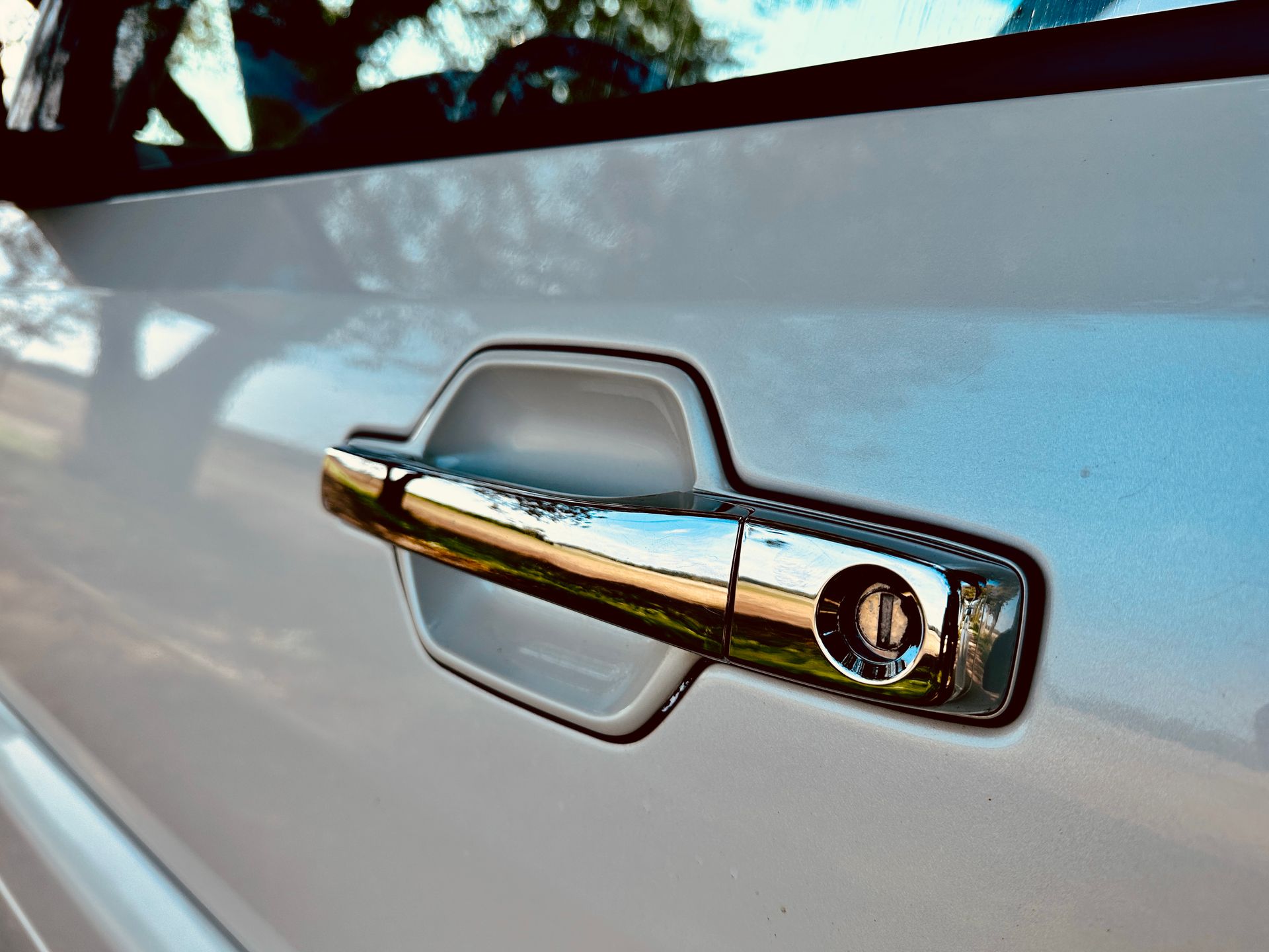 Tuvplāns automašīnas durvju rokturim ar atslēgu tajā