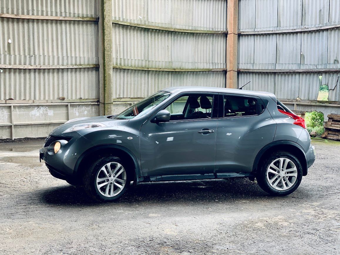 Nissan juke ir novietots grants laukumā pie ēkas.