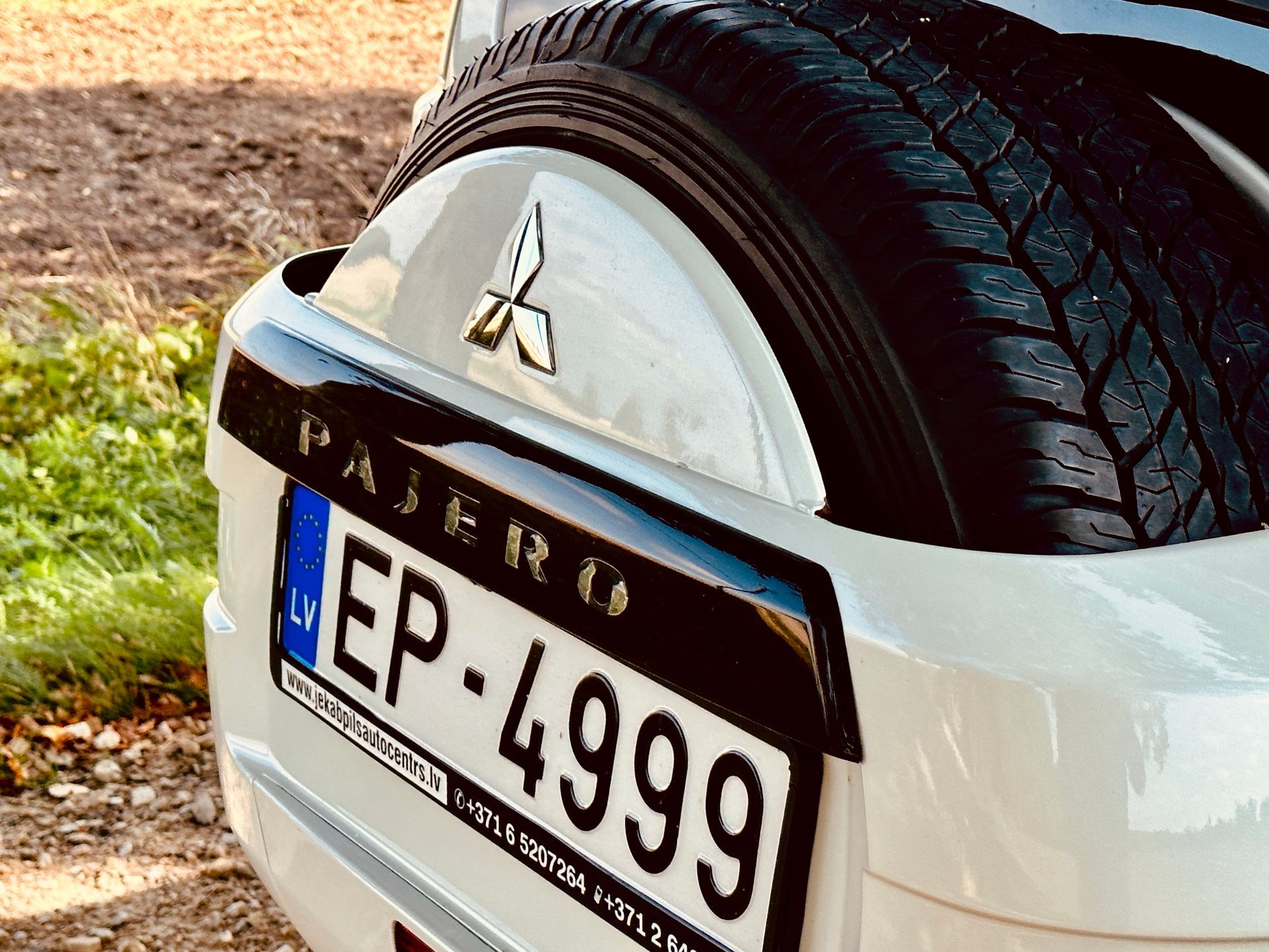 Balts pajero ar numura zīmi, kas rakstīts ep-4999