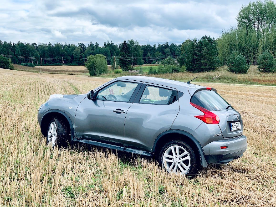 Sudraba mašīna stāv lauka vidū.